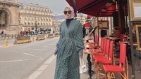 Brasserie jadi tempat pilihan Marissya Icha untuk bersantai saat di Paris. Tak lupa ia membagikan pose OOTD-nya.