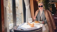 Sarapan dengan bread basket dan pasta jadi pilihan Marissya Icha saat liburan di luar negeri. Ibu satu anak ini tampak melengkapi penampilannya dengan outfit keren.
