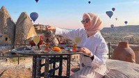 Sering jalan-jalan ke luar negeri, begini momen seru Marissya Icha saat nikmati teh dan camilan di Cappadocia, Turki. Cantik ya?
