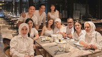 Foto ini jadi bukti kedekatan antara Marissya Icha dan keluarga orang tua Fuji dan Frans. Mereka kompak makan malam bersama dengan outfit serba putih.