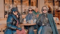 Bersama sahabat-sahabat perempuannya, Marissya Icha tampak menikmati kopi di sebuah kafe di Paris. Unggahan ini ia buat untuk memperingati hari perempuan internasional.