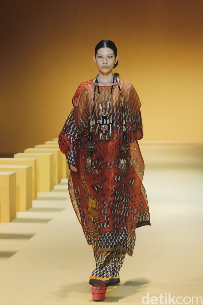 Biyan kembali mengangkat keindahan kain tenun ikat khas Sumba untuk koleksi Spring-Summer 2023 dari lini pertamanya yang tersaji di peragaan Renjana. Foto: Dok. Mohammad Abduh/ Wolipop.