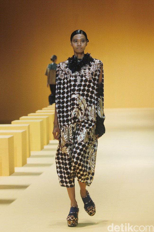 Biyan kembali mengangkat keindahan kain tenun ikat khas Sumba untuk koleksi Spring-Summer 2023 dari lini pertamanya yang tersaji di peragaan Renjana.  Foto: Dok. Mohammad Abduh/ Wolipop.