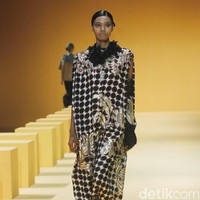 Biyan kembali mengangkat keindahan kain tenun ikat khas Sumba untuk koleksi Spring-Summer 2023 dari lini pertamanya yang tersaji di peragaan Renjana.  Foto: Dok. Mohammad Abduh/ Wolipop.