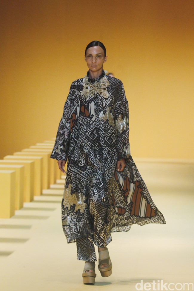 Biyan kembali mengangkat keindahan kain tenun ikat khas Sumba untuk koleksi Spring-Summer 2023 dari lini pertamanya yang tersaji di peragaan Renjana. Foto: Dok. Mohammad Abduh/ Wolipop.