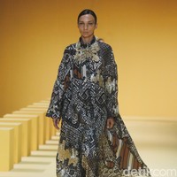 Biyan kembali mengangkat keindahan kain tenun ikat khas Sumba untuk koleksi Spring-Summer 2023 dari lini pertamanya yang tersaji di peragaan Renjana. Foto: Dok. Mohammad Abduh/ Wolipop.