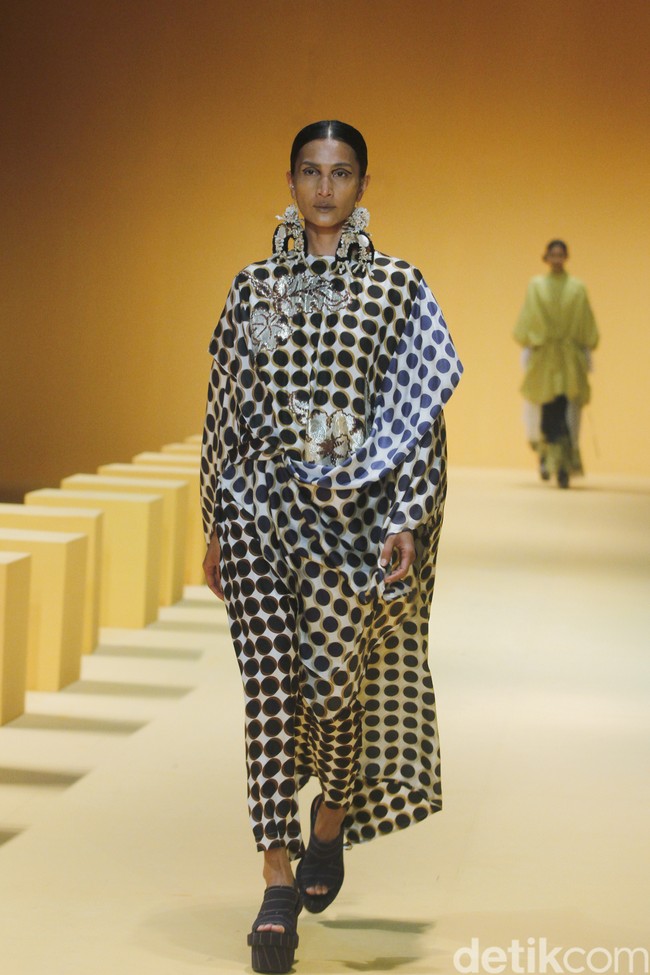 Biyan kembali mengangkat keindahan kain tenun ikat khas Sumba untuk koleksi Spring-Summer 2023 dari lini pertamanya yang tersaji di peragaan Renjana. Foto: Dok. Mohammad Abduh/ Wolipop.