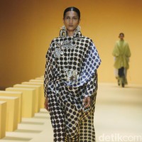 Biyan kembali mengangkat keindahan kain tenun ikat khas Sumba untuk koleksi Spring-Summer 2023 dari lini pertamanya yang tersaji di peragaan Renjana. Foto: Dok. Mohammad Abduh/ Wolipop.