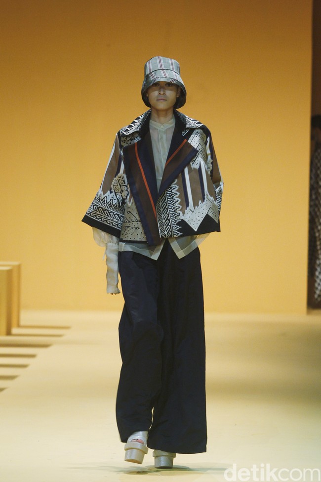 Biyan kembali mengangkat keindahan kain tenun ikat khas Sumba untuk koleksi Spring-Summer 2023 dari lini pertamanya yang tersaji di peragaan Renjana. Foto: Dok. Mohammad Abduh/ Wolipop.