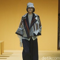 Biyan kembali mengangkat keindahan kain tenun ikat khas Sumba untuk koleksi Spring-Summer 2023 dari lini pertamanya yang tersaji di peragaan Renjana. Foto: Dok. Mohammad Abduh/ Wolipop.
