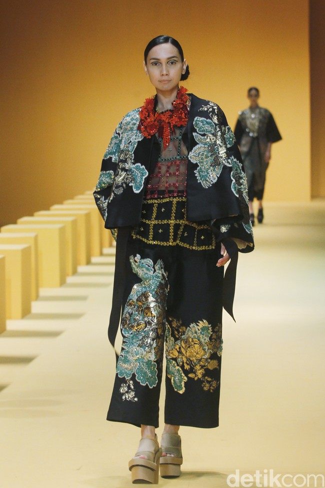 Biyan kembali mengangkat keindahan kain tenun ikat khas Sumba untuk koleksi Spring-Summer 2023 dari lini pertamanya yang tersaji di peragaan Renjana. Foto: Dok. Mohammad Abduh/ Wolipop.