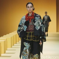 Biyan kembali mengangkat keindahan kain tenun ikat khas Sumba untuk koleksi Spring-Summer 2023 dari lini pertamanya yang tersaji di peragaan Renjana. Foto: Dok. Mohammad Abduh/ Wolipop.