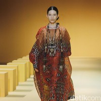 Biyan kembali mengangkat keindahan kain tenun ikat khas Sumba untuk koleksi Spring-Summer 2023 dari lini pertamanya yang tersaji di peragaan Renjana. Foto: Dok. Mohammad Abduh/ Wolipop.