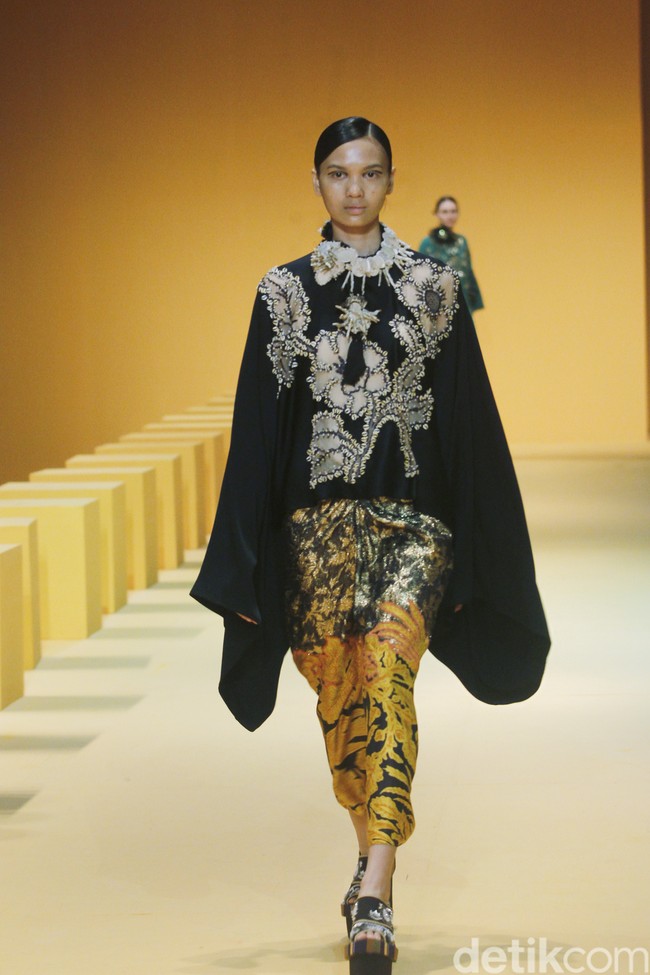 Biyan kembali mengangkat keindahan kain tenun ikat khas Sumba untuk koleksi Spring-Summer 2023 dari lini pertamanya yang tersaji di peragaan Renjana.  Foto: Dok. Mohammad Abduh/ Wolipop.