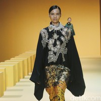 Biyan kembali mengangkat keindahan kain tenun ikat khas Sumba untuk koleksi Spring-Summer 2023 dari lini pertamanya yang tersaji di peragaan Renjana.  Foto: Dok. Mohammad Abduh/ Wolipop.