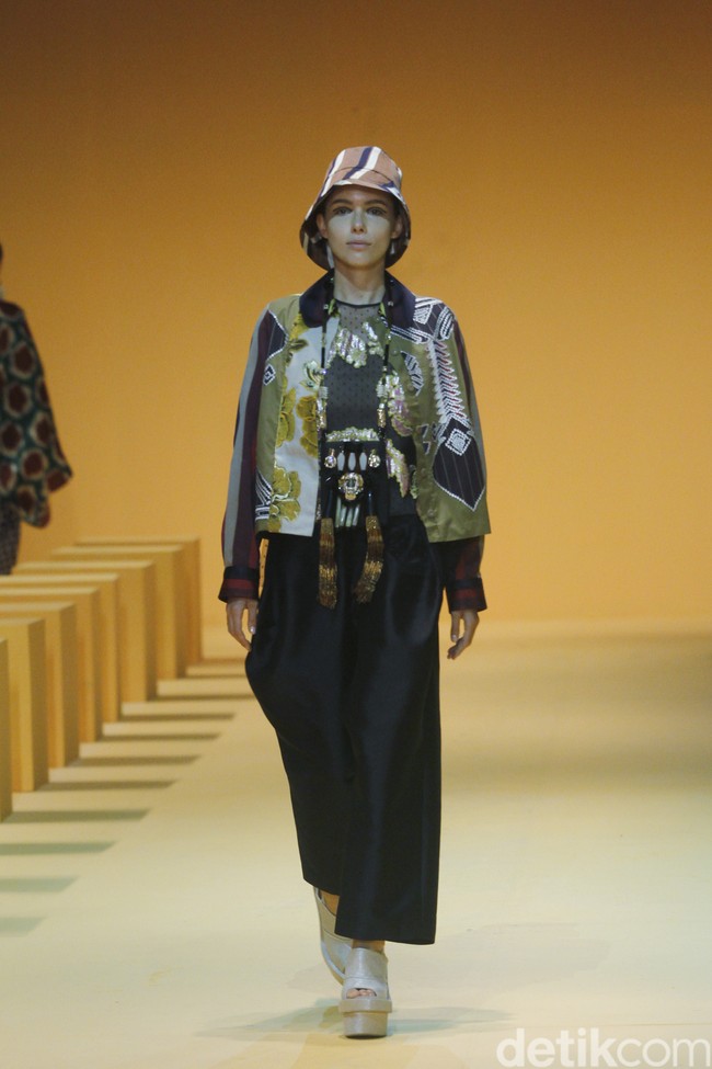 Biyan kembali mengangkat keindahan kain tenun ikat khas Sumba untuk koleksi Spring-Summer 2023 dari lini pertamanya yang tersaji di peragaan Renjana. Foto: Dok. Mohammad Abduh/ Wolipop.