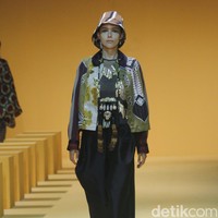 Biyan kembali mengangkat keindahan kain tenun ikat khas Sumba untuk koleksi Spring-Summer 2023 dari lini pertamanya yang tersaji di peragaan Renjana. Foto: Dok. Mohammad Abduh/ Wolipop.