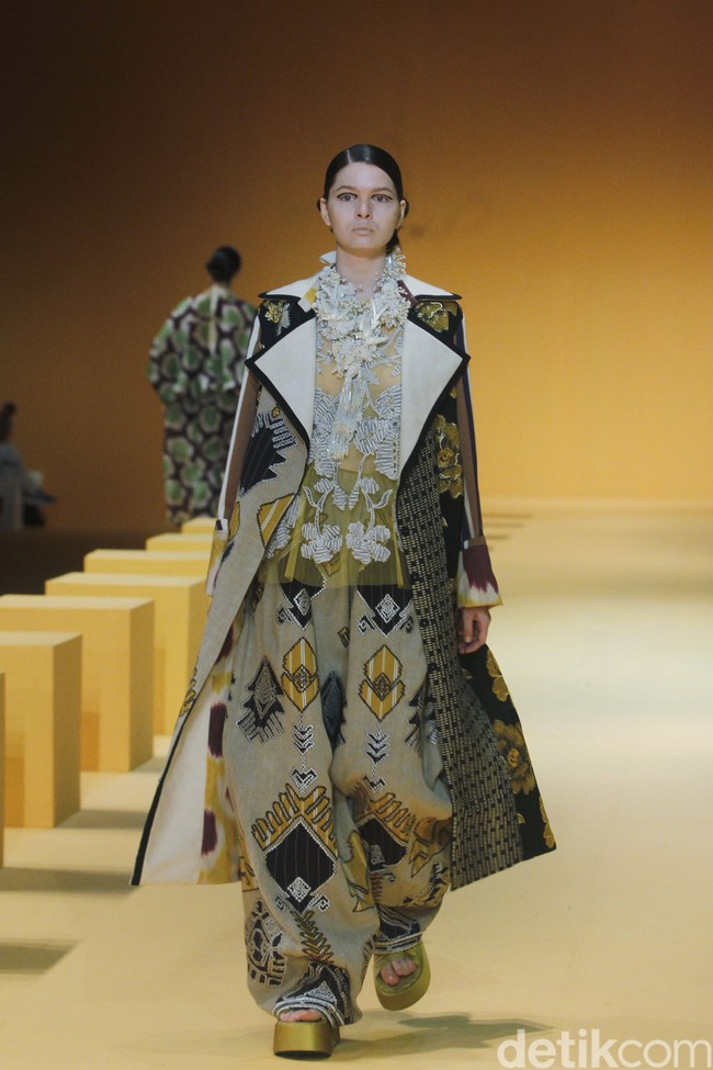 Biyan kembali mengangkat keindahan kain tenun ikat khas Sumba untuk koleksi Spring-Summer 2023 dari lini pertamanya yang tersaji di peragaan Renjana.  Foto: Dok. Mohammad Abduh/ Wolipop.