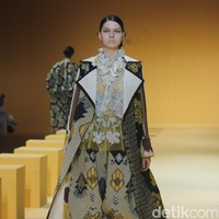 Biyan kembali mengangkat keindahan kain tenun ikat khas Sumba untuk koleksi Spring-Summer 2023 dari lini pertamanya yang tersaji di peragaan Renjana.  Foto: Dok. Mohammad Abduh/ Wolipop.