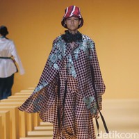 Biyan kembali mengangkat keindahan kain tenun ikat khas Sumba untuk koleksi Spring-Summer 2023 dari lini pertamanya yang tersaji di peragaan Renjana.  Foto: Dok. Mohammad Abduh/ Wolipop.