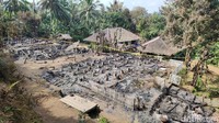Warga bahu membahu untuk menyelamatkan warga dari dalam rumah dengan digendong. Mengingat ada warga yang usianya sudah tua.