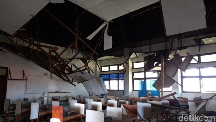 Kondisi ruangan kelas di lantai 3 SMAN 23 Makassar yang tak kunjung diperbaiki (detikSulsel/Darmawanti Adellia Adipradana).