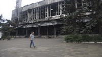 Bangunan stasiun tampak hancur akibat perang.
