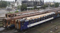 Sejumlah gerbong kereta teronggok di sudut stasiun karena terbakar.