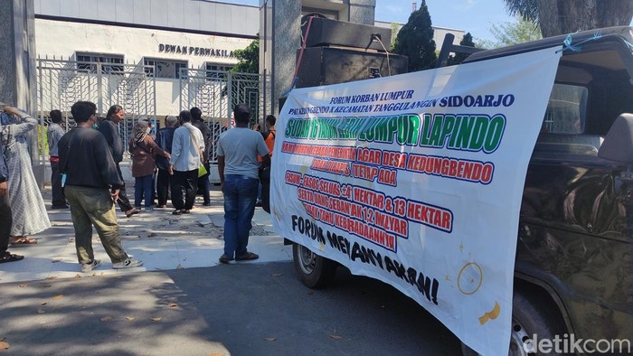 Korban lumpur di Sidoarjo demo di DPRD