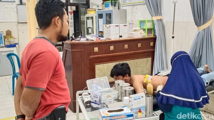 Korban saat mendapat perawatan medis