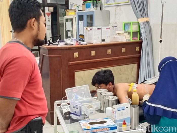 Korban saat mendapat perawatan medis