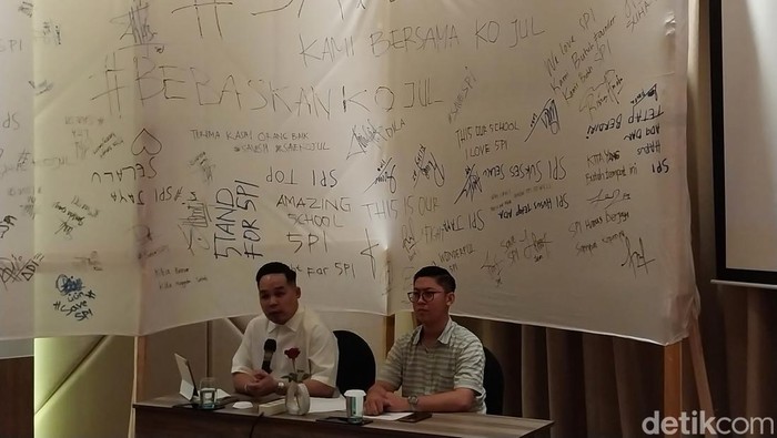 Kuasa Hukum JE, Jeffry Simanutapang dalam konferensi pers.