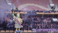 Laga persahabatan antara PSPS Riau dan Kelantan FC batal digelar di Stadion Utama Riau, hari ini. Penonton yang sudah datang mengaku kecewa.
