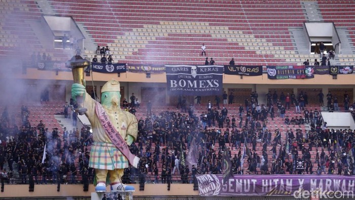 Laga PSPS Pekanbaru vs Kelantan Fc batal digelar Laga persahabatan antara PSPS Riau dan Kelantan FC batal digelar di Stadion Utama Riau, hari ini. Penonton yang sudah datang mengaku kecewa.