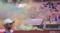 Sebelum adanya pembatalan laga, isu Polresta Pekanbaru meminta uang keamanan Rp 40 juta untuk pertandingan ini membuat heboh. Polresta Pekanbaru pun membantah hal itu.