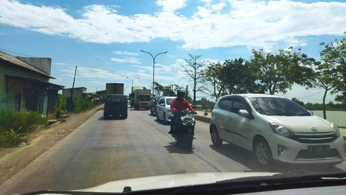 Seorang pengendara melaporkan, lalu lintas di Jalan Duduk Sampeyan Gresik padat merayap. Ia menyarankan pengendara dari arah Gresik ambil lajur kiri.