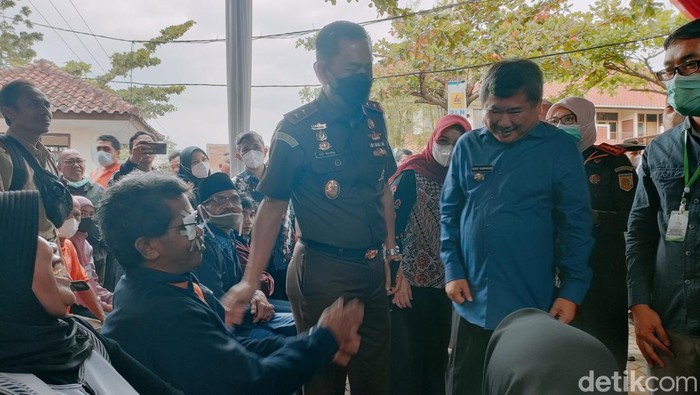 Enjang (kiri) warga Garut saat berbincang dengan Kajati Jabar Asep N Mulyana