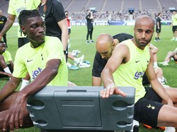 Udara panas nan lembab jadi tantangan tambahan. Para pemain Spurs sampai kehausan dan terkapar di pinggir lapangan (Tottenham Hotspur FC via Getty I/Tottenham Hotspur FC)