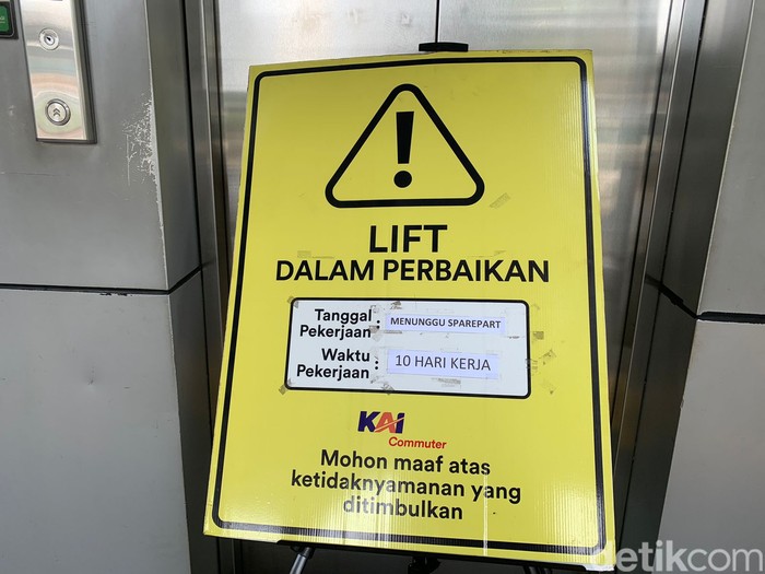 Lift di Stasiun Cakung Jakarta Timur masih mati, menunggu suku cadang alias sparepart, 12 Juli 2022. (Mulia Budi/detikcom)