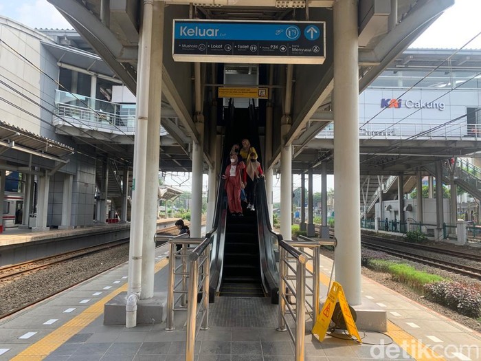 Lift di Stasiun Cakung Jakarta Timur masih mati, menunggu suku cadang alias sparepart, 12 Juli 2022. (Mulia Budi/detikcom)