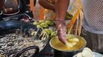 Hii! 10 Penjual Jajanan Kali Lima di India Ini Aduk Makanan Pakai Tangan