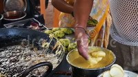 Di India juga ada gorengan. Gorengan dibalus pakai tepung yang diaduk dan digoreng tanpa spatula alias pakai tangan telanjang. Foto: Youtube/Facebook