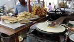 Hii! 10 Penjual Jajanan Kali Lima di India Ini Aduk Makanan Pakai Tangan