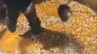 Pabrik makanan lainnya di mana pegawainya ikut masuk ke dalam adonan, sehingga makanan jadi terinjak-injak. Foto: Youtube/Facebook
