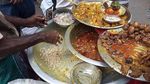 Hii! 10 Penjual Jajanan Kali Lima di India Ini Aduk Makanan Pakai Tangan