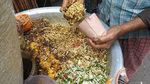 Hii! 10 Penjual Jajanan Kali Lima di India Ini Aduk Makanan Pakai Tangan