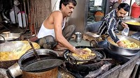 Terakhir, ada penjual makanan yang menyiapkan bahan-bahannyaq menggunakan tangan, aksinya bikin netizen tak nafsu makan. Foto: Youtube/Facebook