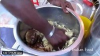 Penjual makanan ini membuat adonan makanan dari berbagai bahan. Salah satunya ada kentang rebus, tapi diaduk pakai tangan langsung. Foto: Youtube/Facebook
