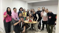 Dapat kejutan menarik dan meriah dari rekan seleb. Marshel bersyukur bisa merayakan ulang tahun dengan kejutan cake dari Celine. Foto: Instagram/Site Photo