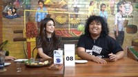 Ditemani aneka makanan enak, keduanya tampak santai menjawab berbagai macam pertanyaan dari wartawan tentang hubungan mereka. Foto: Instagram/Site Photo